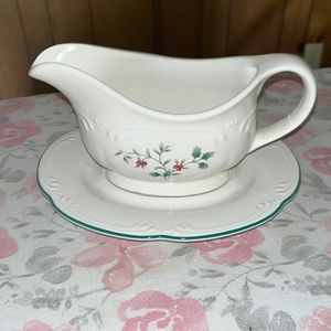 Pfaltzgraff Winterberry Gravy Boat with Plate